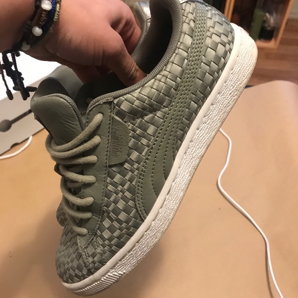 Silver/gray Puma